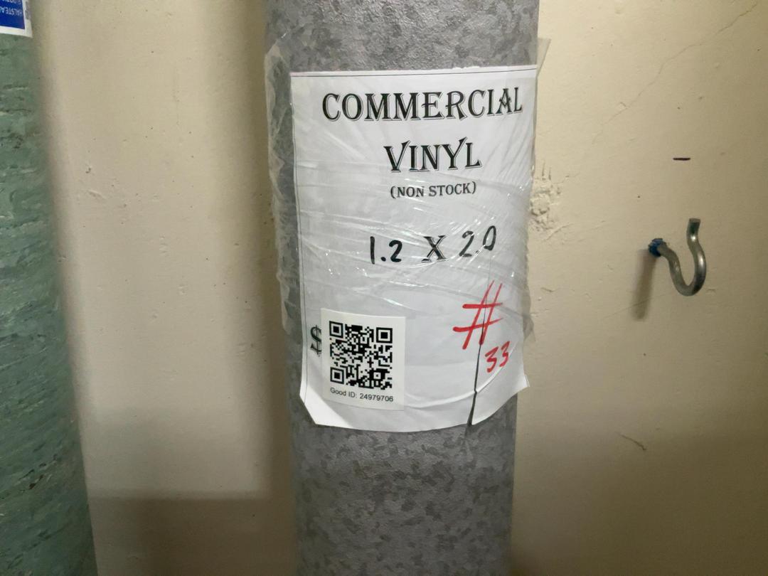 Photo '3' of Grey flecked commercial vinyl Photo '3' of Grey flecked commercial vinyl