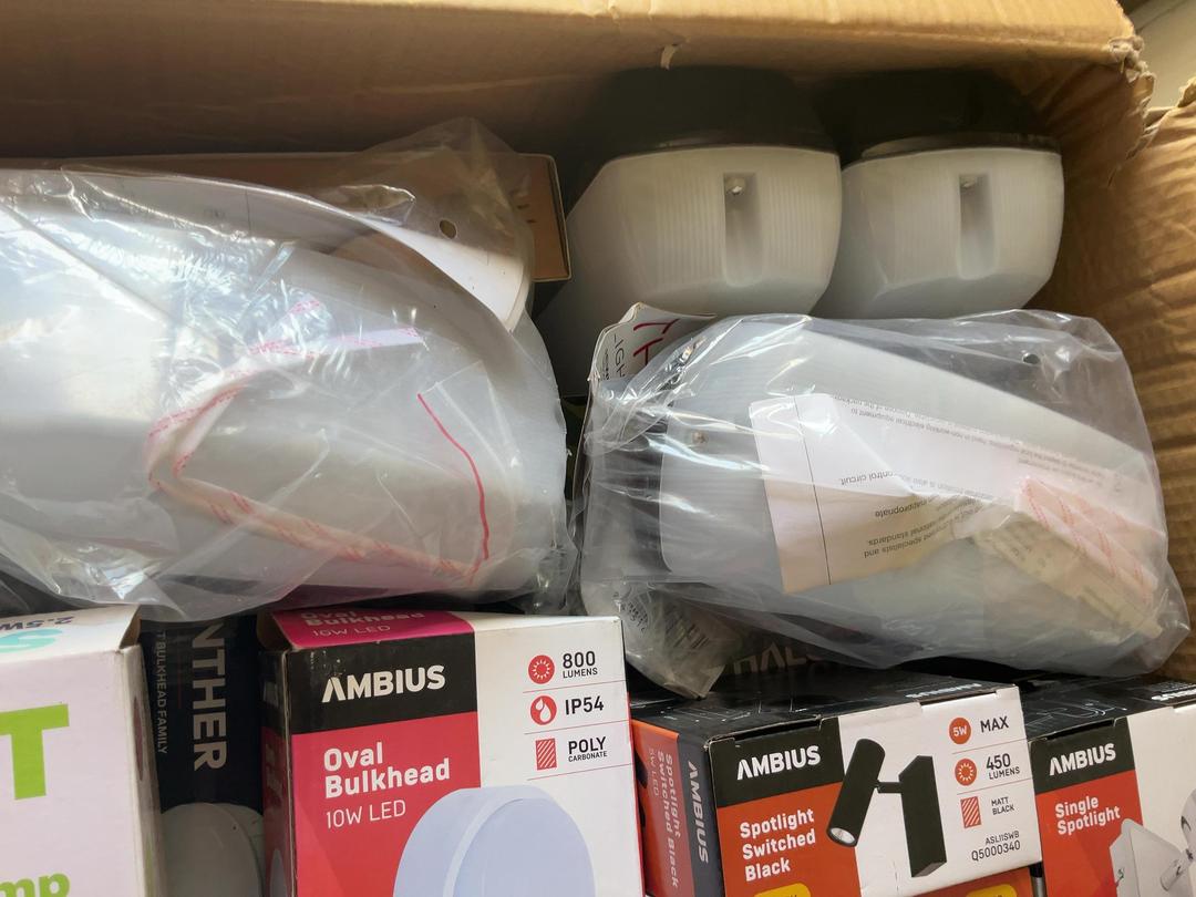 Photo '2' of Lights Mixed Bulk Lot 1 Box Photo '2' of Lights Mixed Bulk Lot 1 Box