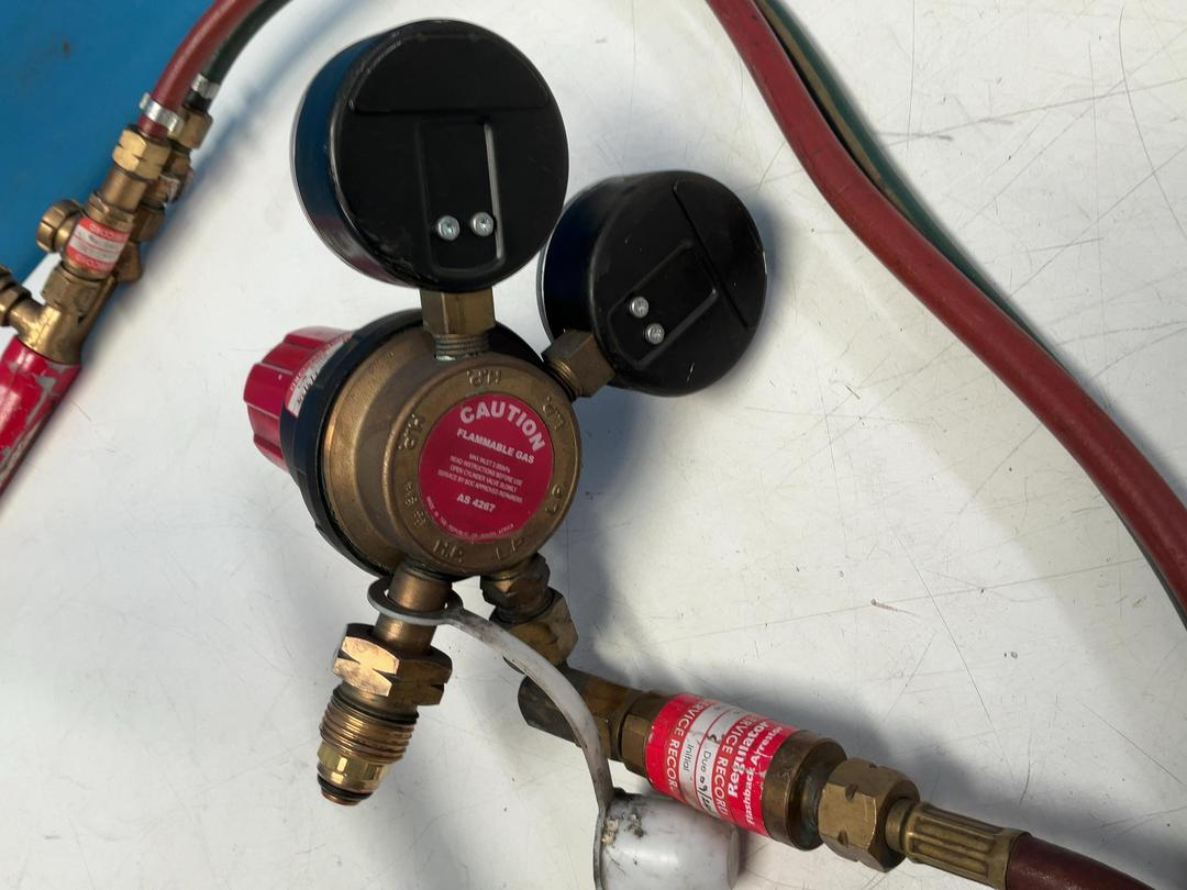 Photo '15' of 2x Gauges - 1x Oxygen 1x Acetylene and Hoses Photo '15' of 2x Gauges - 1x Oxygen 1x Acetylene and Hoses