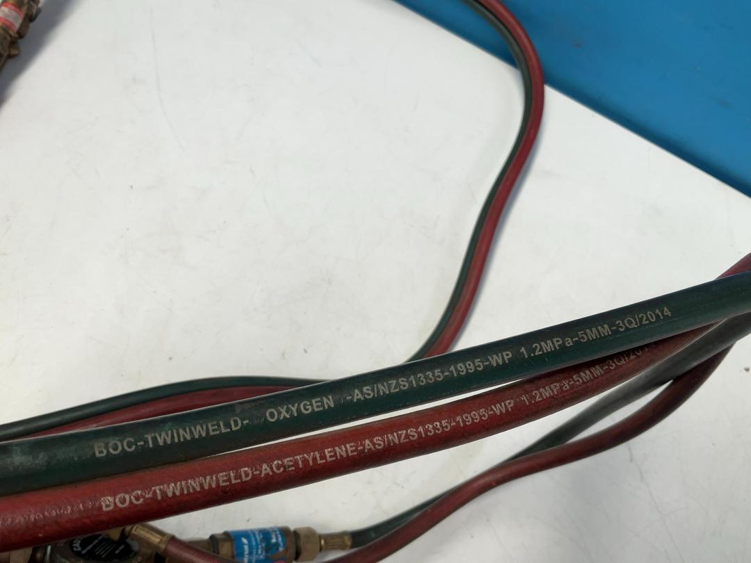 Photo '20' of 2x Gauges - 1x Oxygen 1x Acetylene and Hoses Photo '20' of 2x Gauges - 1x Oxygen 1x Acetylene and Hoses
