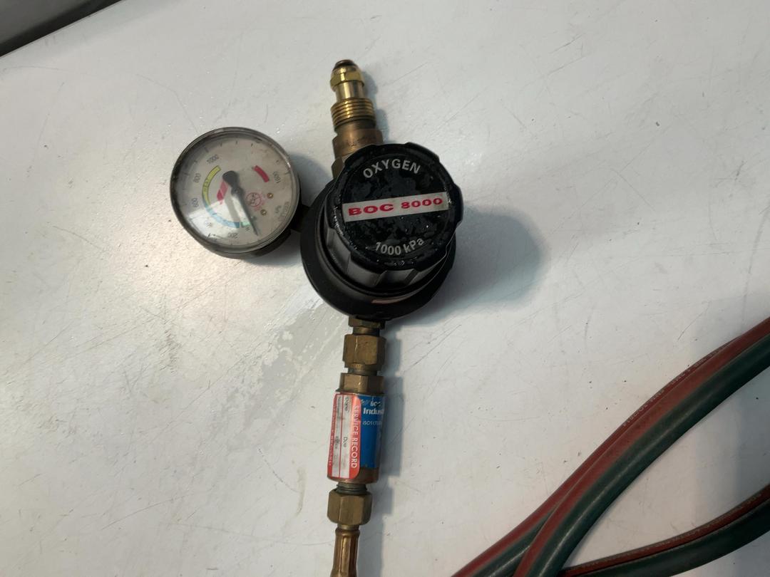 Photo '2' of 2x Gauges - 1x Oxygen and 1x Acetylene and Hoses Photo '2' of 2x Gauges - 1x Oxygen and 1x Acetylene and Hoses