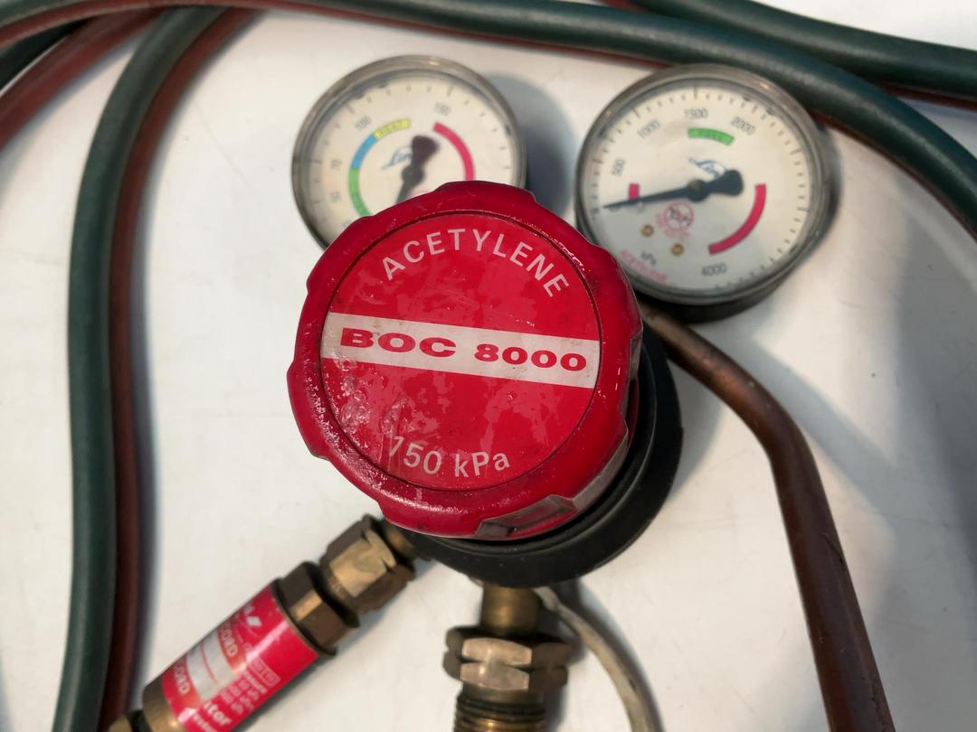 Photo '10' of 2x Gauges - 1x Oxygen and 1x Acetylene and Hoses Photo '10' of 2x Gauges - 1x Oxygen and 1x Acetylene and Hoses