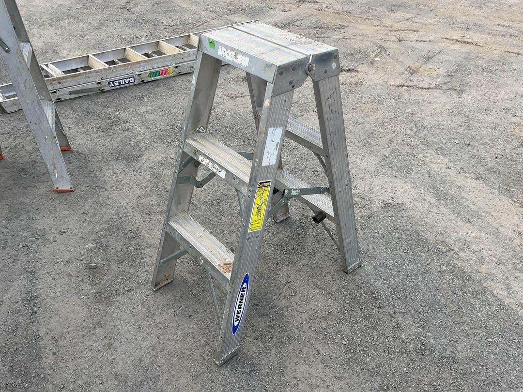 Photo '2' of Step Ladder 1 Photo '2' of Step Ladder 1