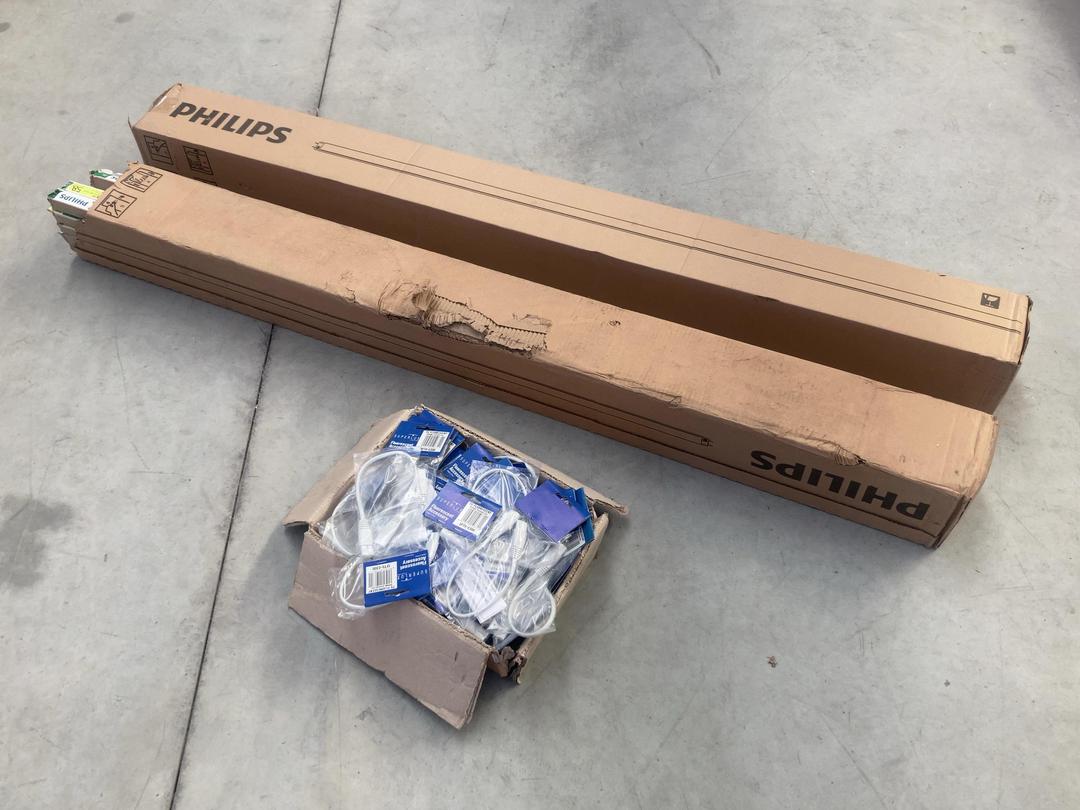 Photo '2' of 40x Philips 58W Alto Fluorescent Tubes & Box of T5 fluorescent connectors Photo '2' of 40x Philips 58W Alto Fluorescent Tubes & Box of T5 fluorescent connectors