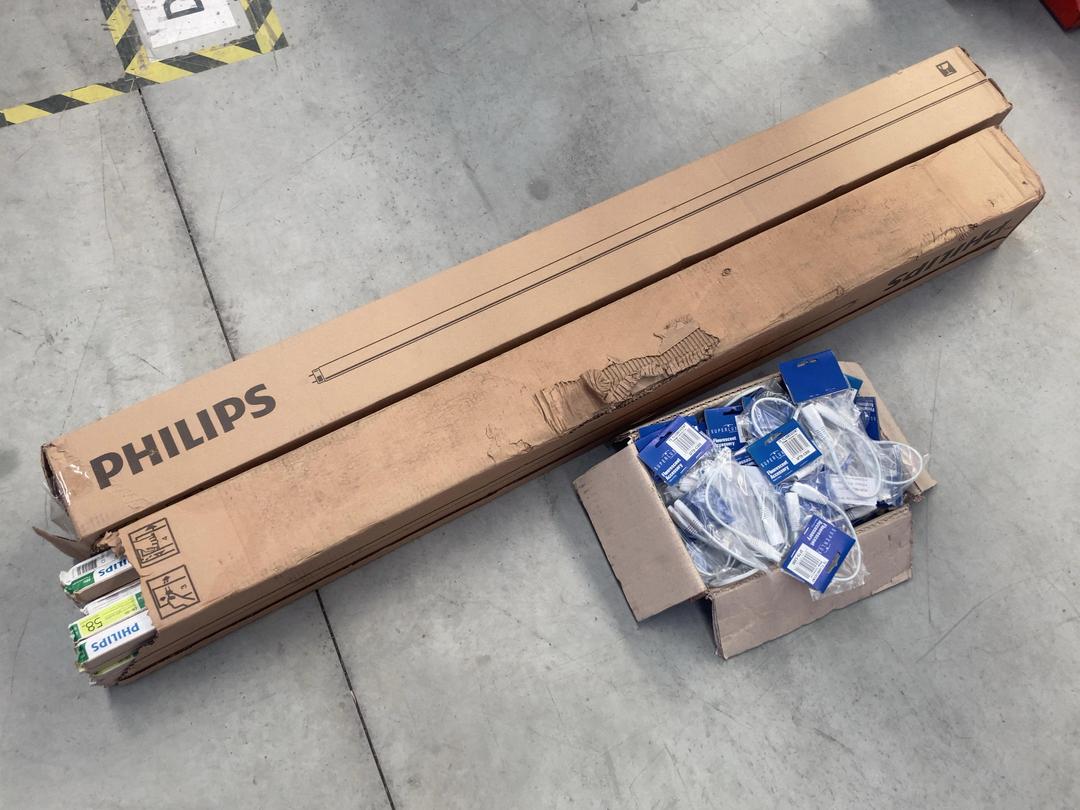 Photo '15' of 40x Philips 58W Alto Fluorescent Tubes & Box of T5 fluorescent connectors Photo '15' of 40x Philips 58W Alto Fluorescent Tubes & Box of T5 fluorescent connectors