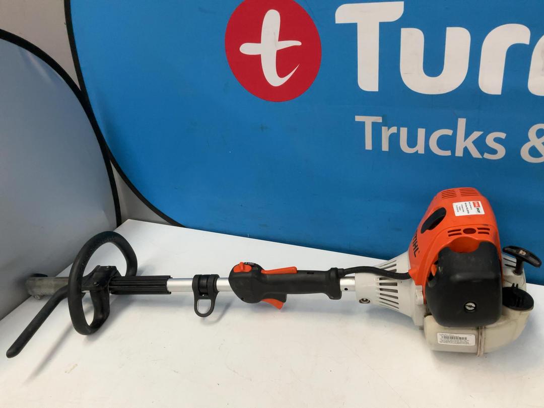 Photo '4' of Stihl KM 130 R-Z CombiEngine with Sweeper Attachment Photo '4' of Stihl KM 130 R-Z CombiEngine with Sweeper Attachment
