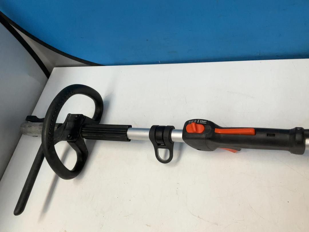 Photo '8' of Stihl KM 130 R-Z CombiEngine with Sweeper Attachment Photo '8' of Stihl KM 130 R-Z CombiEngine with Sweeper Attachment