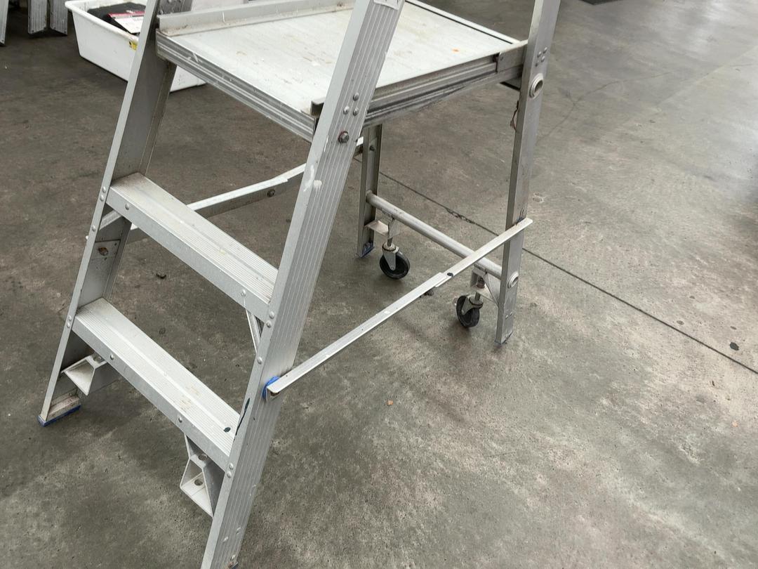 Photo '6' of Industrial Aluminium Platform Ladder Photo '6' of Industrial Aluminium Platform Ladder