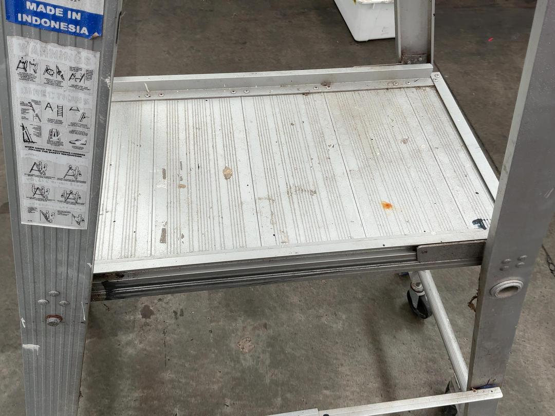 Photo '8' of Industrial Aluminium Platform Ladder Photo '8' of Industrial Aluminium Platform Ladder