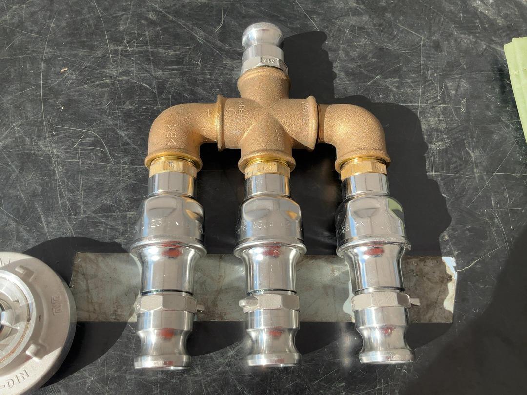 Photo '2' of Triple-branch mainfold W/ Quick connect fittings Photo '2' of Triple-branch mainfold W/ Quick connect fittings