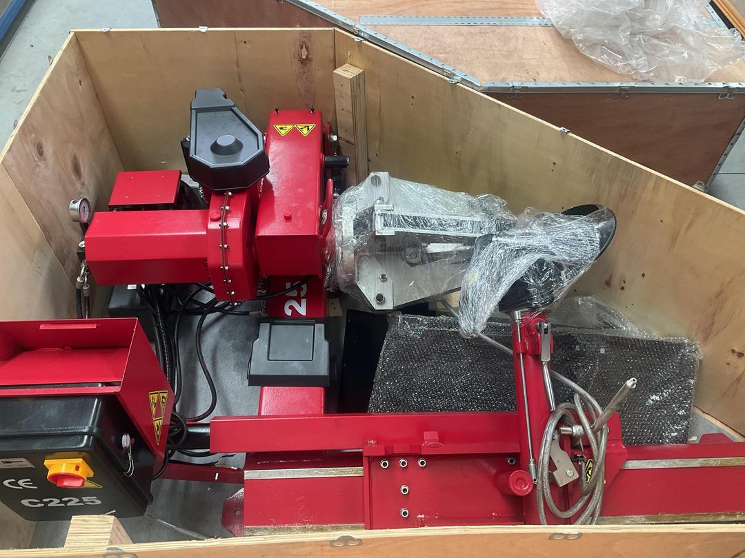 Photo '10' of Heavy Duty Truck Tyre Changer - 415V / 3 Phase *NEW*