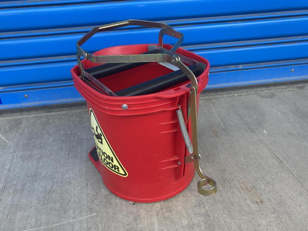 Photo '3' of Oates - Red Wringer Bucket Wide Mouth - 16L Photo '3' of Oates - Red Wringer Bucket Wide Mouth - 16L