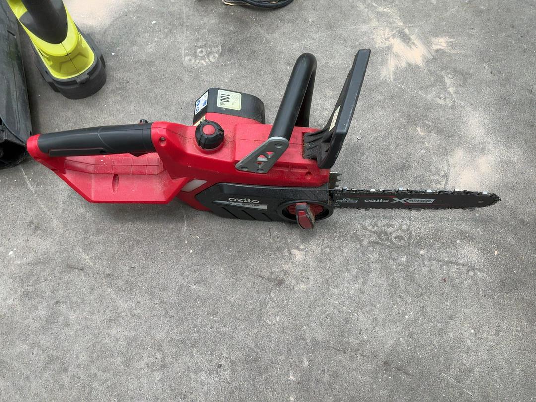 Photo '2' of Ozito small cordless chainsaw Photo '2' of Ozito small cordless chainsaw