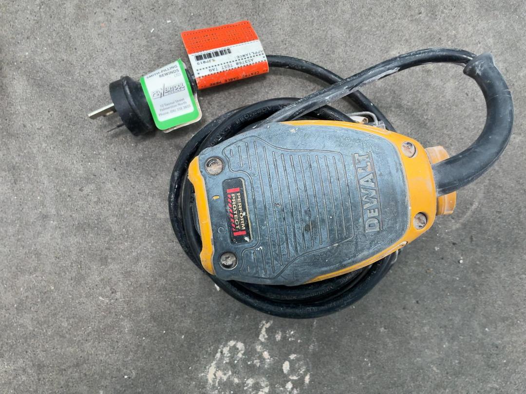 Photo '2' of DeWalt sander Photo '2' of DeWalt sander