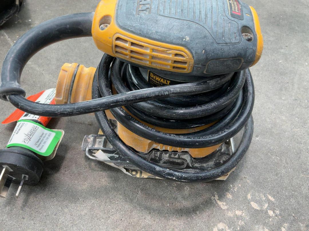 Photo '3' of DeWalt sander Photo '3' of DeWalt sander