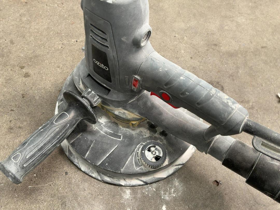 Photo '6' of Ozito Portable Drywall Sander Photo '6' of Ozito Portable Drywall Sander