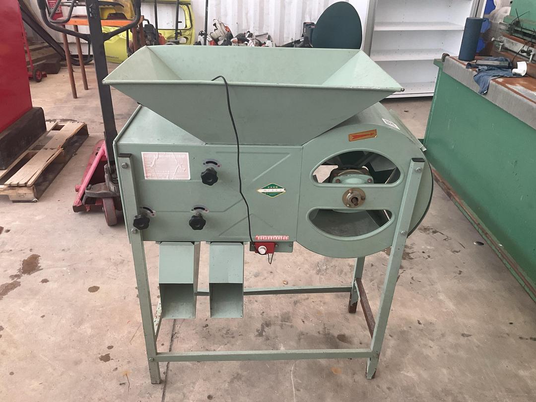 Photo '3' of Grain Winnowing Machine Photo '3' of Grain Winnowing Machine