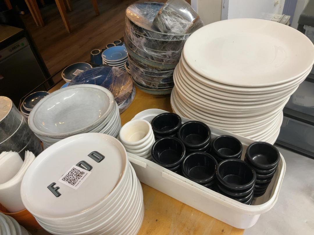 Photo '7' of Large selection of plates and bowls