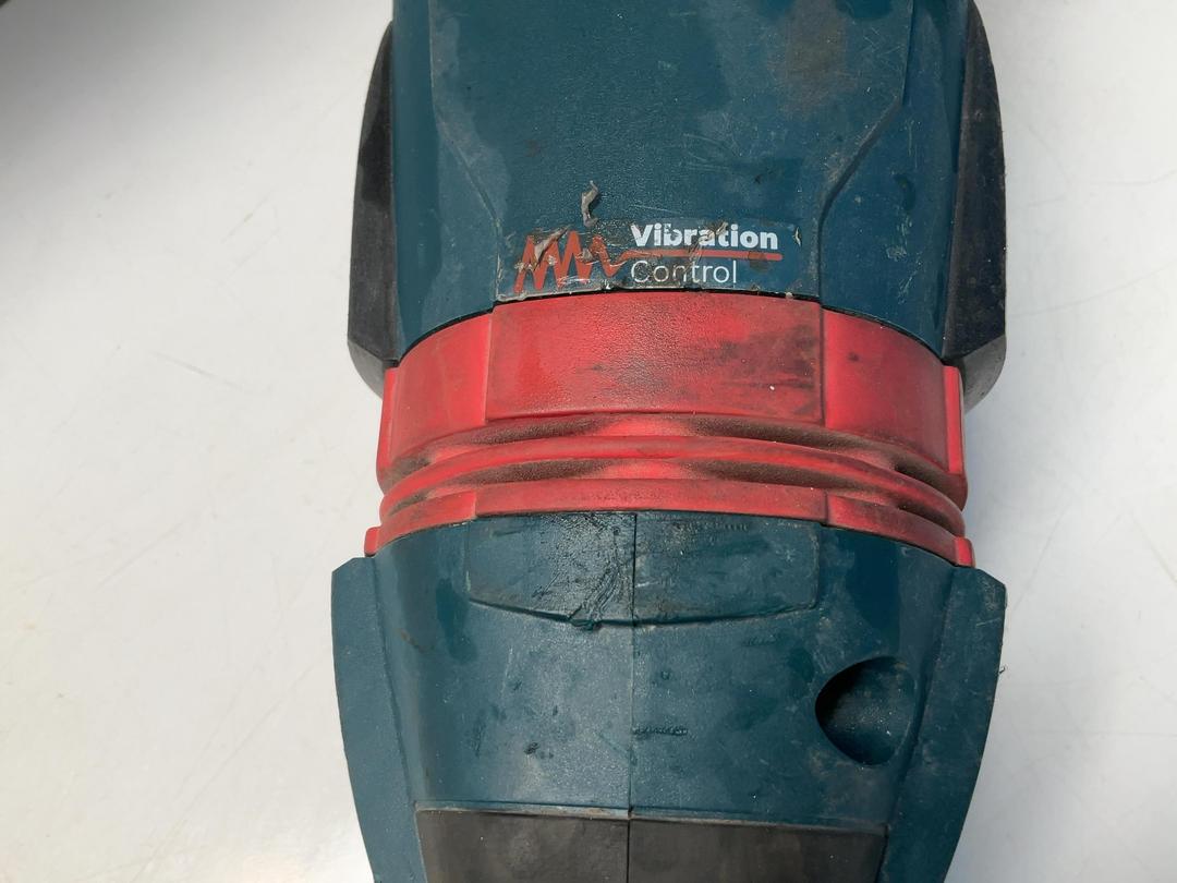 Photo '6' of Bosch GWS 24-180 LVI Professional Angle Grinder