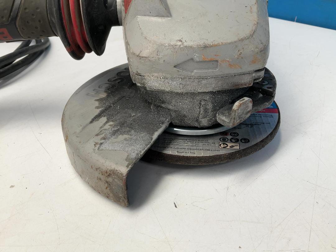 Photo '17' of Bosch GWS 24-180 LVI Professional Angle Grinder