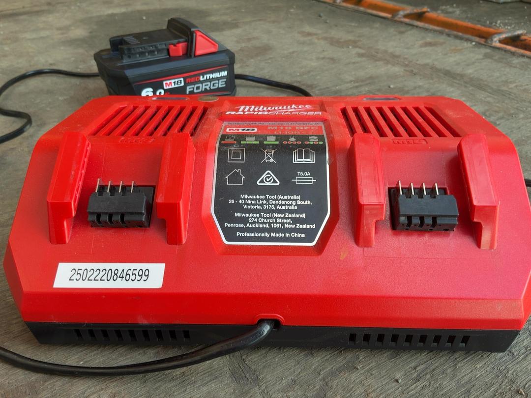 Photo '3' of Milwaukee M18 DFC RapidCharger