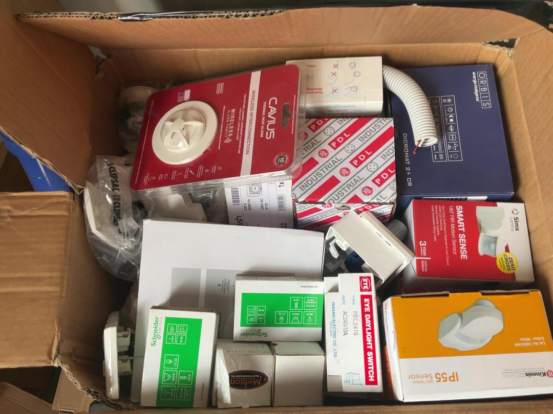 Photo '7' of Electrical components Bulk Lot Photo '7' of Electrical components Bulk Lot