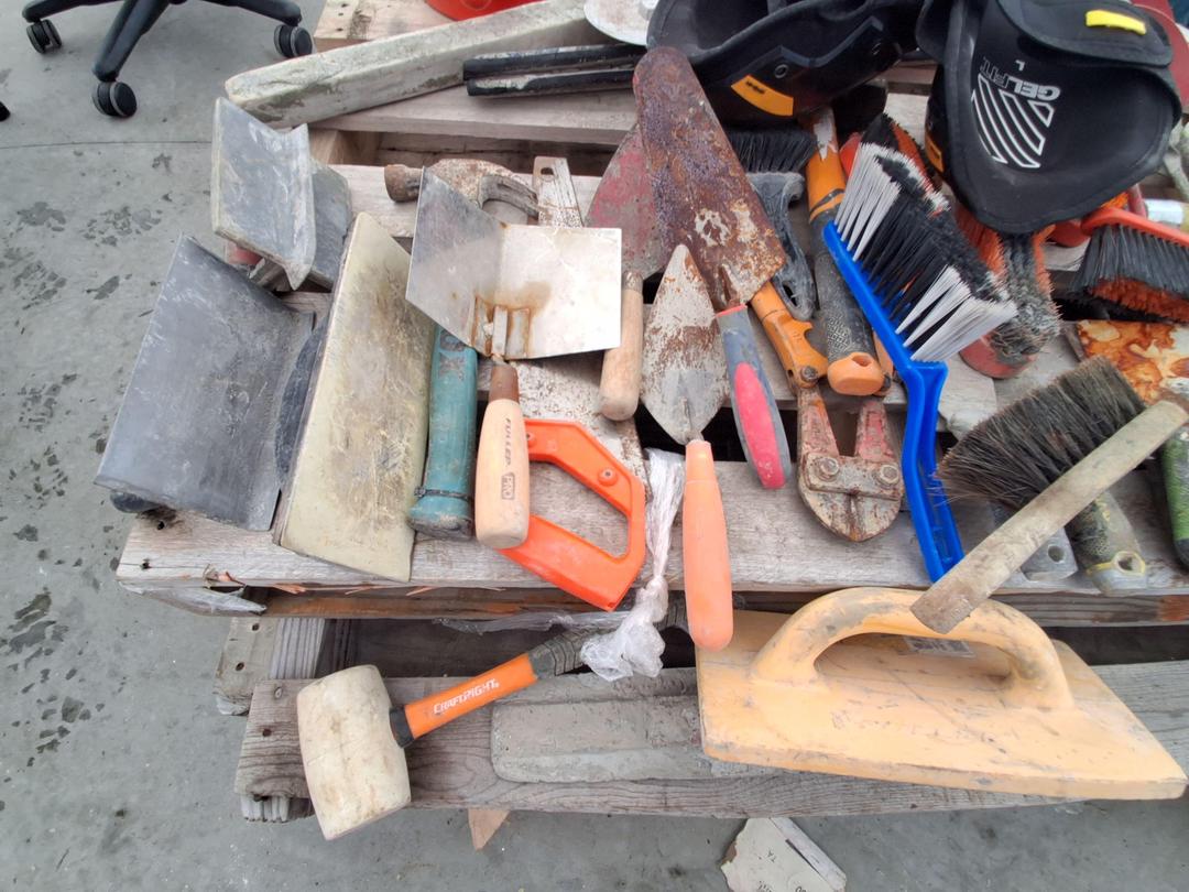 Photo '3' of Assortment of Concreting Tools Photo '3' of Assortment of Concreting Tools