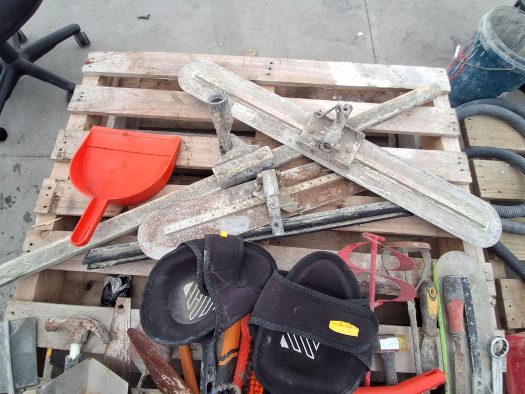 Photo '4' of Assortment of Concreting Tools Photo '4' of Assortment of Concreting Tools