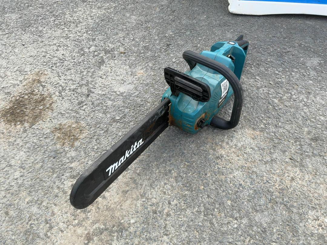 Photo '3' of Makita Battery Powered Chain Saw (Skin Only) Photo '3' of Makita Battery Powered Chain Saw (Skin Only)