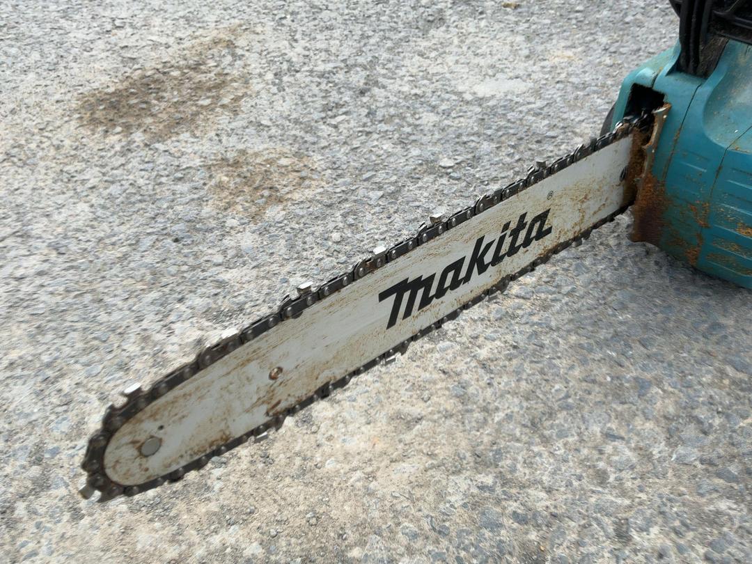Photo '4' of Makita Battery Powered Chain Saw (Skin Only) Photo '4' of Makita Battery Powered Chain Saw (Skin Only)