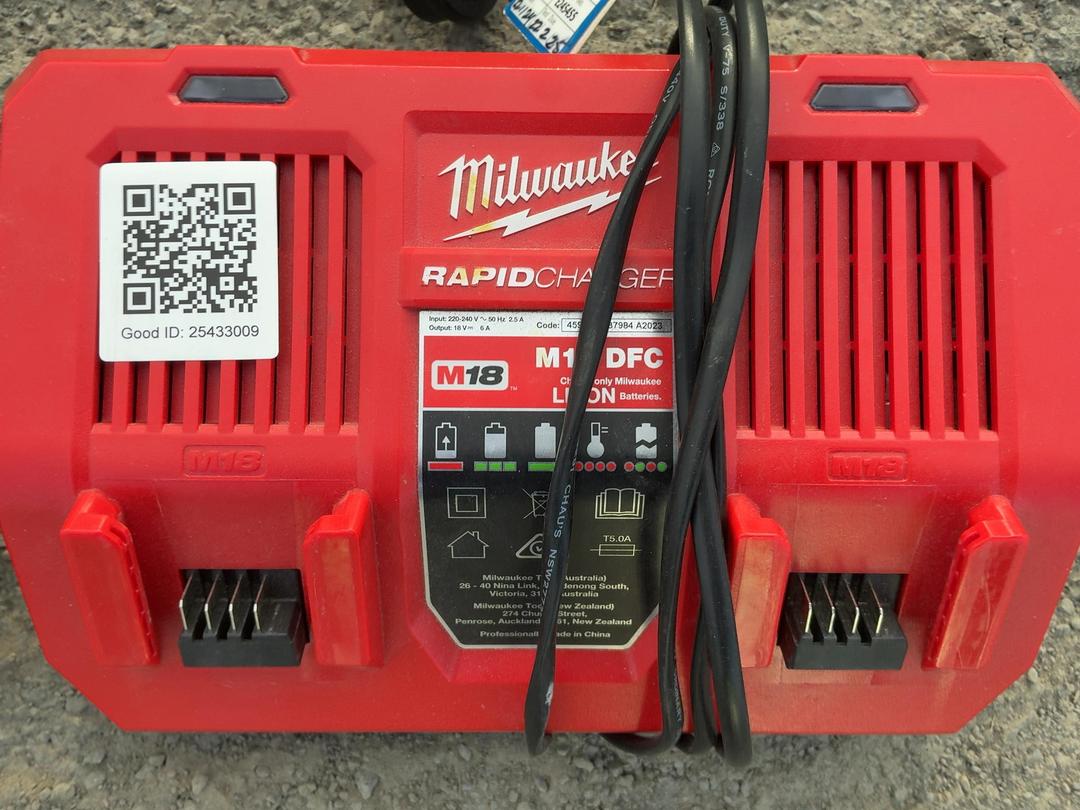Photo '2' of Milwaukee Double Charger & 2x 9AH Batteries Photo '2' of Milwaukee Double Charger & 2x 9AH Batteries