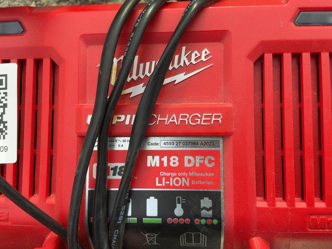 Photo '3' of Milwaukee Double Charger & 2x 9AH Batteries Photo '3' of Milwaukee Double Charger & 2x 9AH Batteries