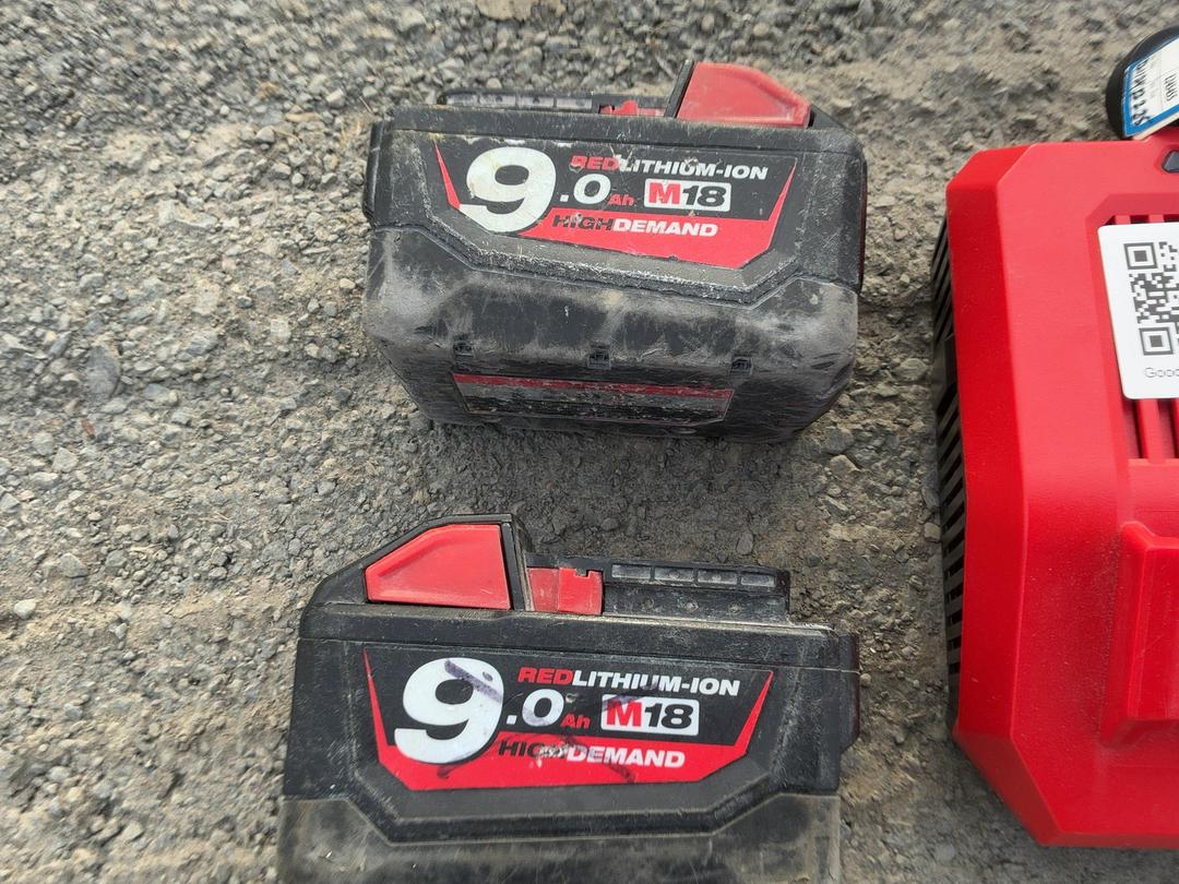 Photo '4' of Milwaukee Double Charger & 2x 9AH Batteries Photo '4' of Milwaukee Double Charger & 2x 9AH Batteries