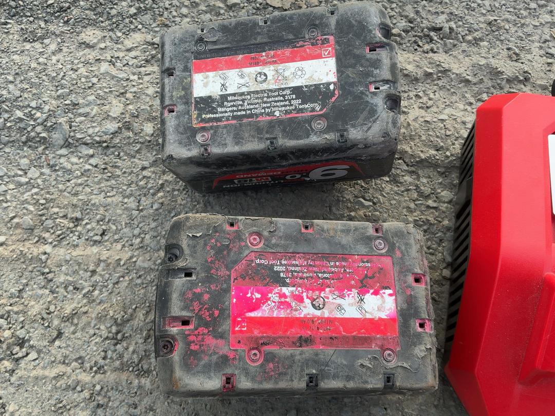 Photo '5' of Milwaukee Double Charger & 2x 9AH Batteries Photo '5' of Milwaukee Double Charger & 2x 9AH Batteries