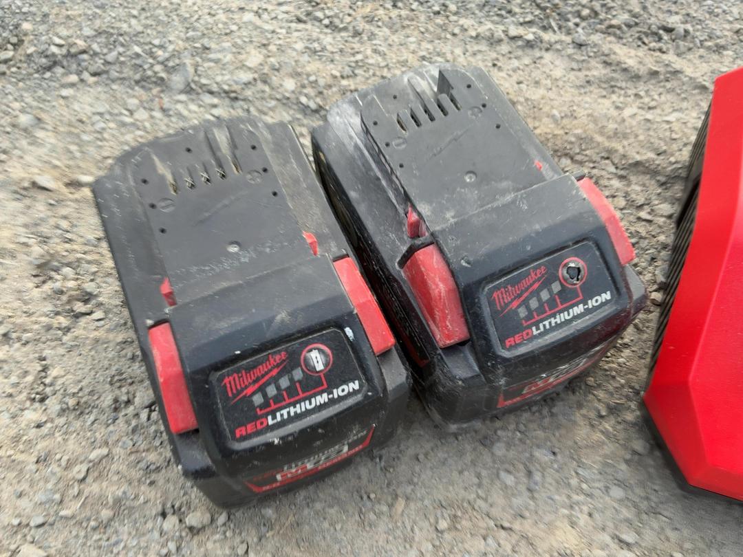 Photo '6' of Milwaukee Double Charger & 2x 9AH Batteries Photo '6' of Milwaukee Double Charger & 2x 9AH Batteries