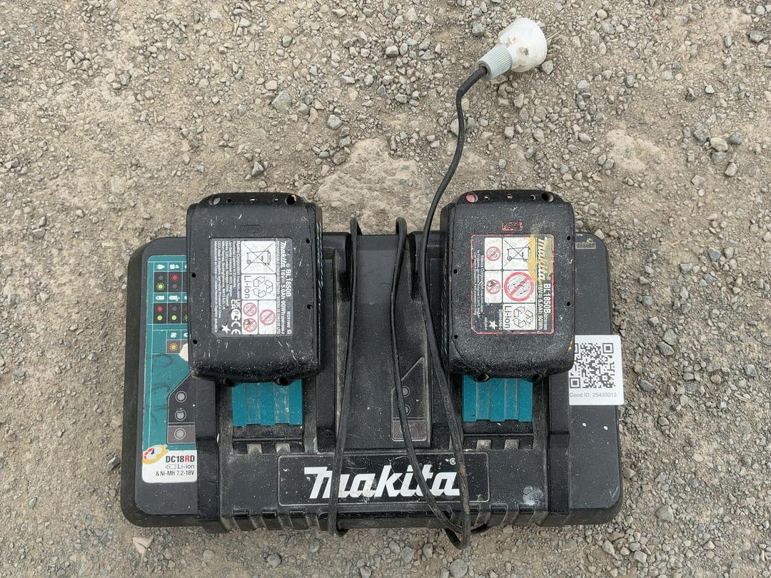 Photo '2' of Makita Double Charger 2x Makita Batteries 5AH Photo '2' of Makita Double Charger 2x Makita Batteries 5AH