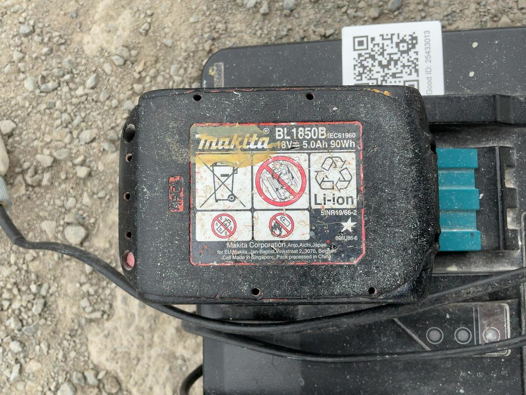 Photo '5' of Makita Double Charger 2x Makita Batteries 5AH Photo '5' of Makita Double Charger 2x Makita Batteries 5AH