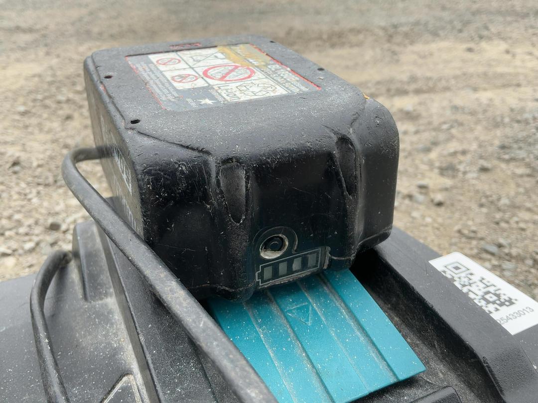 Photo '6' of Makita Double Charger 2x Makita Batteries 5AH Photo '6' of Makita Double Charger 2x Makita Batteries 5AH