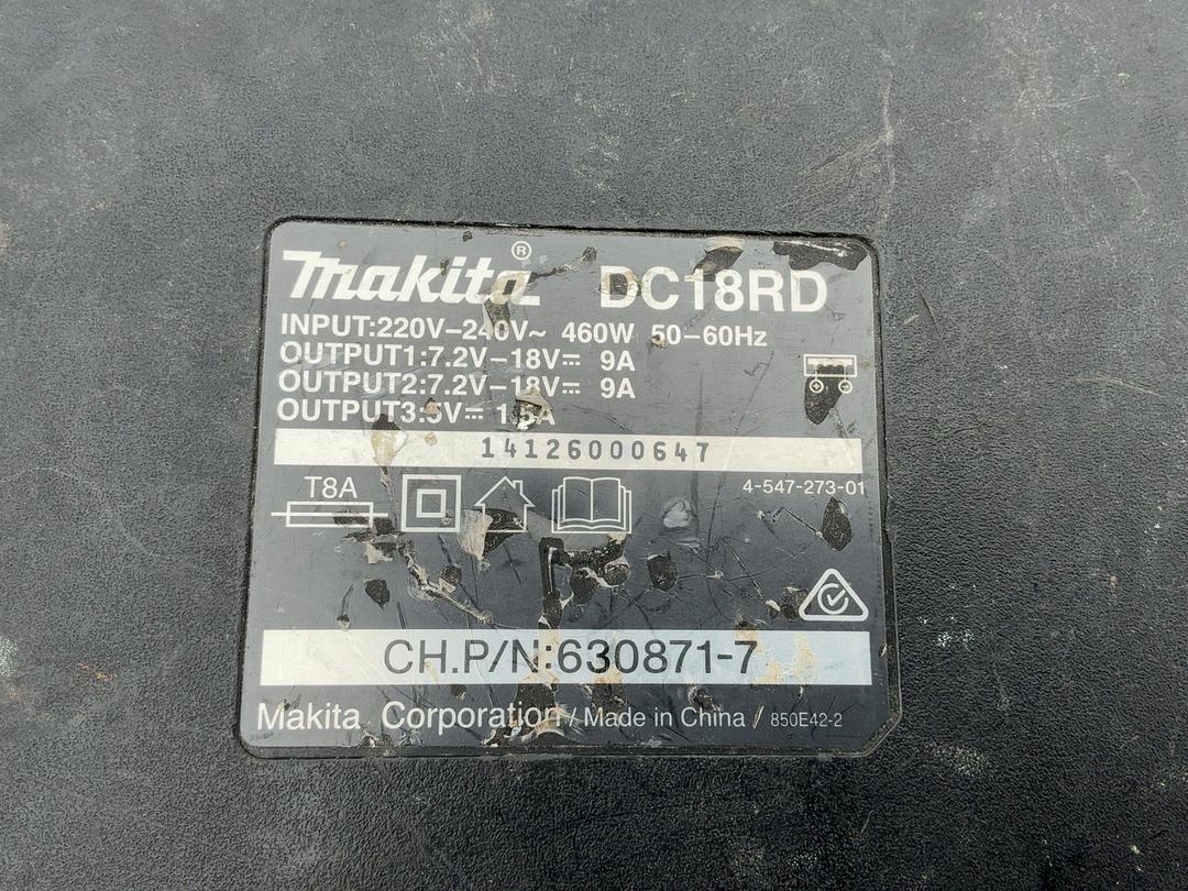 Photo '8' of Makita Double Charger 2x Makita Batteries 5AH Photo '8' of Makita Double Charger 2x Makita Batteries 5AH