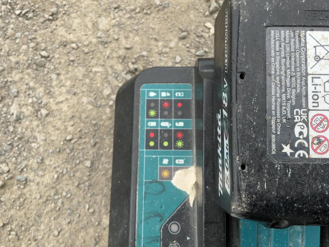 Photo '10' of Makita Double Charger 2x Makita Batteries 5AH Photo '10' of Makita Double Charger 2x Makita Batteries 5AH