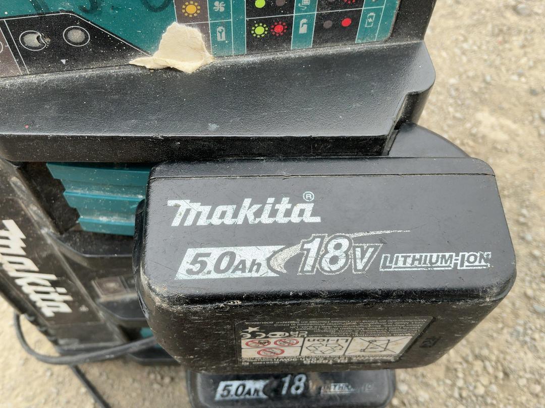 Photo '11' of Makita Double Charger 2x Makita Batteries 5AH Photo '11' of Makita Double Charger 2x Makita Batteries 5AH