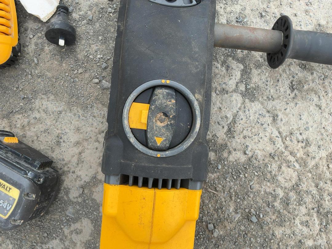 Photo '9' of Dewalt DCD470 54V Large Right Angle Drill (Battery 6ah+ Fast Charger) Photo '9' of Dewalt DCD470 54V Large Right Angle Drill (Battery 6ah+ Fast Charger)