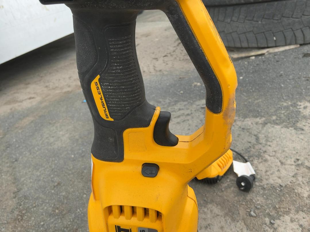 Photo '12' of Dewalt DCD470 54V Large Right Angle Drill (Battery 6ah+ Fast Charger) Photo '12' of Dewalt DCD470 54V Large Right Angle Drill (Battery 6ah+ Fast Charger)