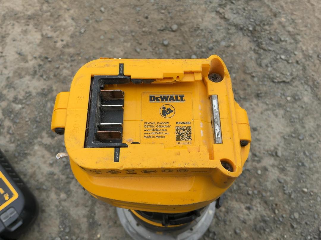 Photo '6' of Dewalt Router 18V & Battery + Charger Photo '6' of Dewalt Router 18V & Battery + Charger
