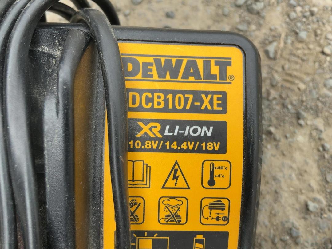 Photo '9' of Dewalt Router 18V & Battery + Charger Photo '9' of Dewalt Router 18V & Battery + Charger