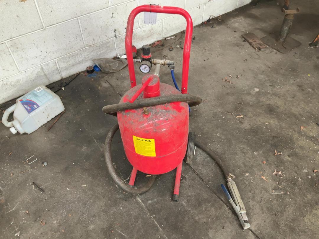 Photo '2' of 5 Gallon Sand blaster