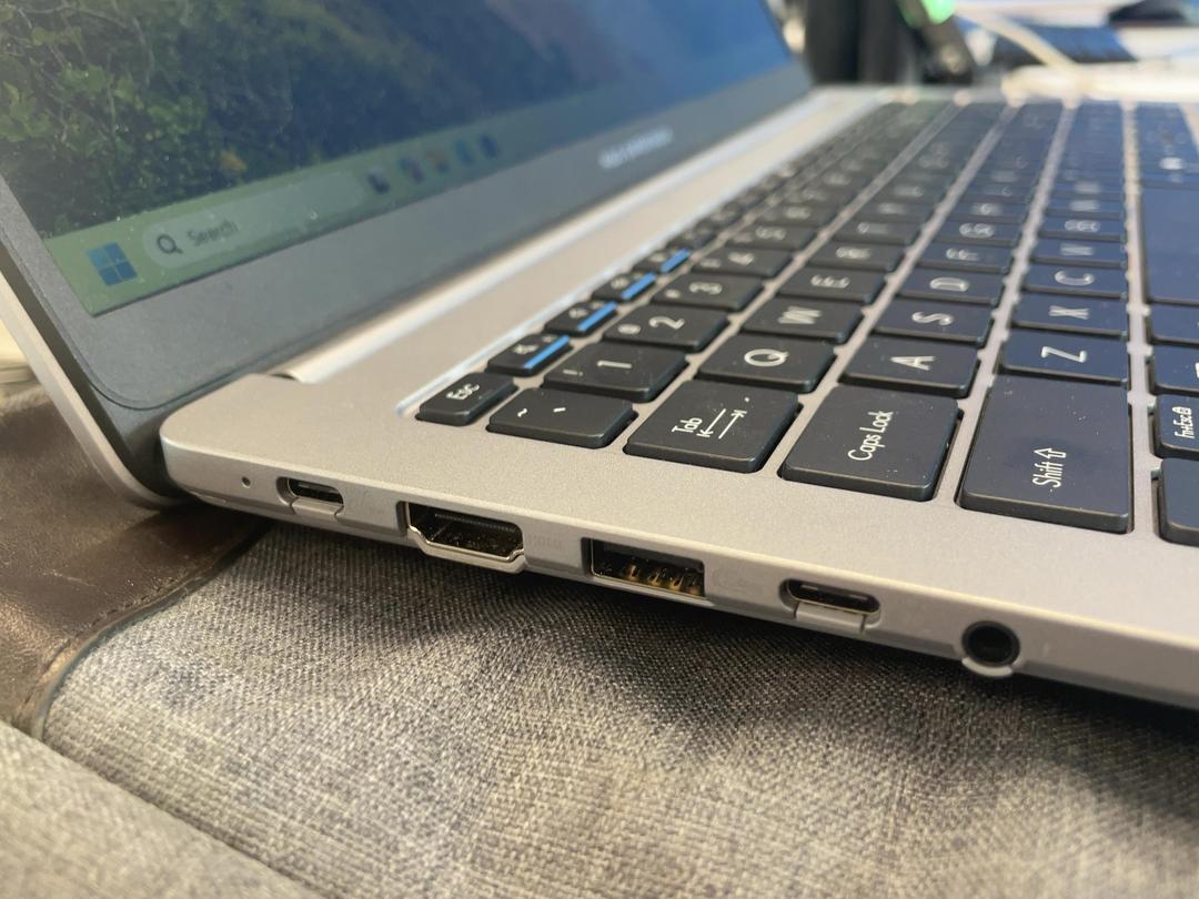 Photo '4' of Asus ExpertBook B1503CVA Laptop with Charger & Bag