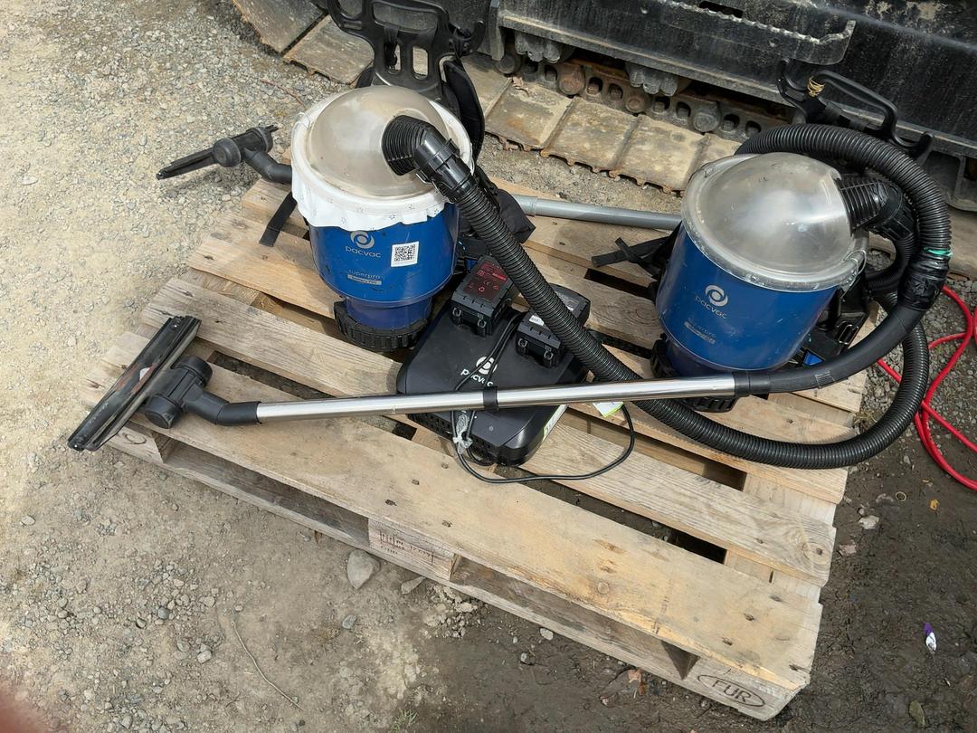 Photo '5' of 2x Pacvac Superpro Battery 700 Backpack Vacuum Cleaners Photo '5' of 2x Pacvac Superpro Battery 700 Backpack Vacuum Cleaners