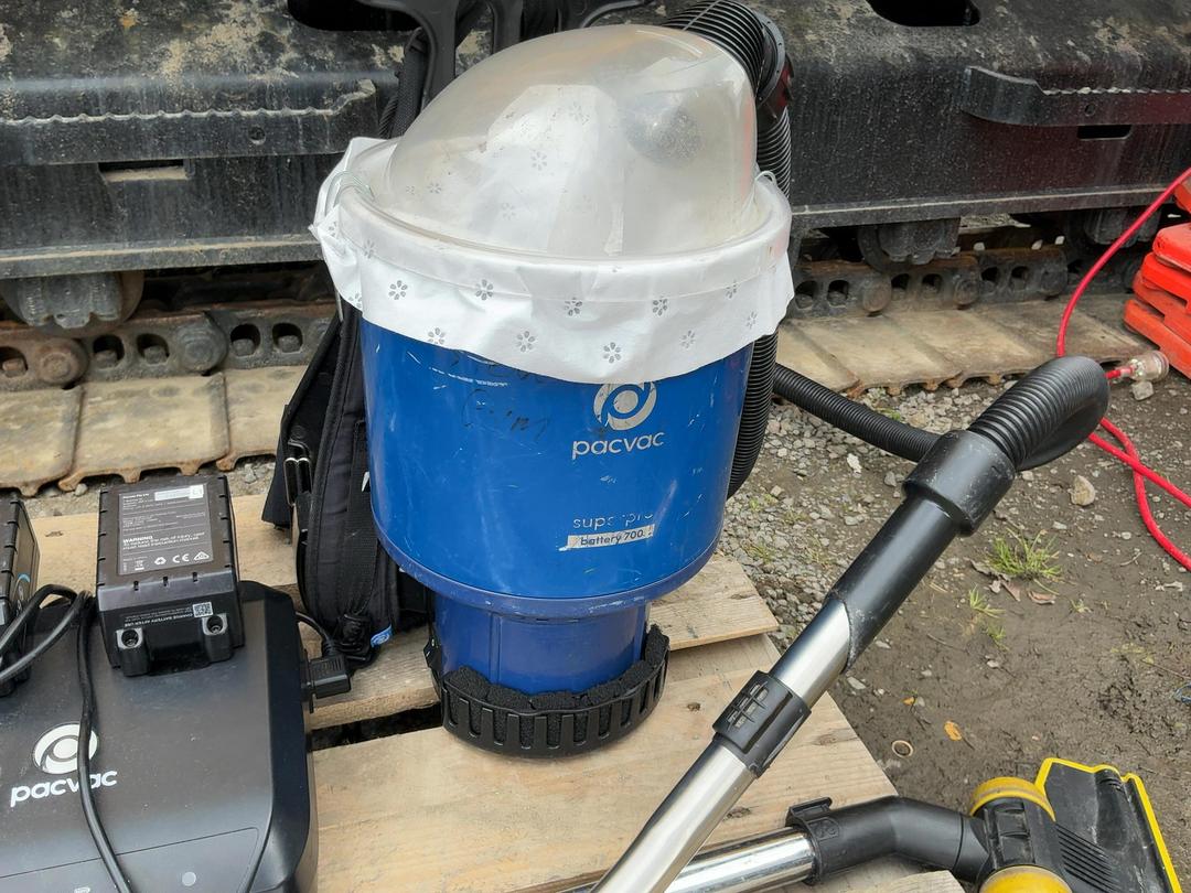 Photo '2' of 2x Pacvac Superpro Battery 700 Backpack Vacuum Cleaners Photo '2' of 2x Pacvac Superpro Battery 700 Backpack Vacuum Cleaners