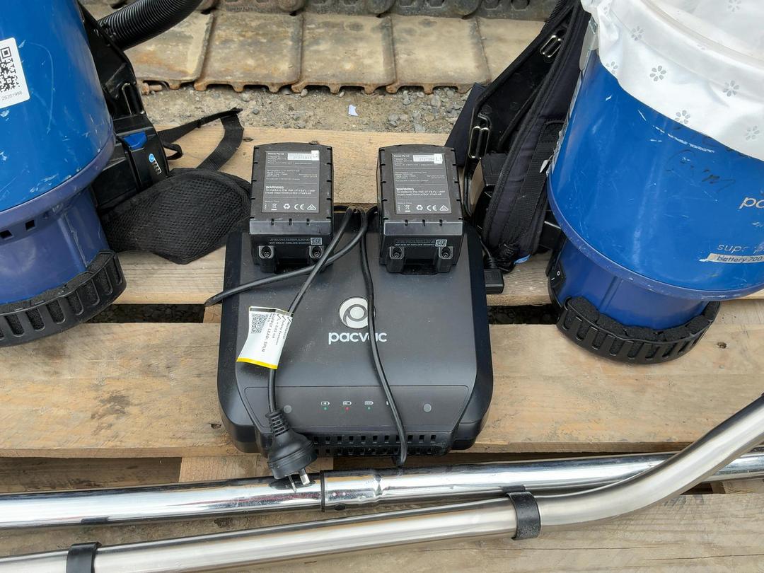 Photo '4' of 2x Pacvac Superpro Battery 700 Backpack Vacuum Cleaners Photo '4' of 2x Pacvac Superpro Battery 700 Backpack Vacuum Cleaners